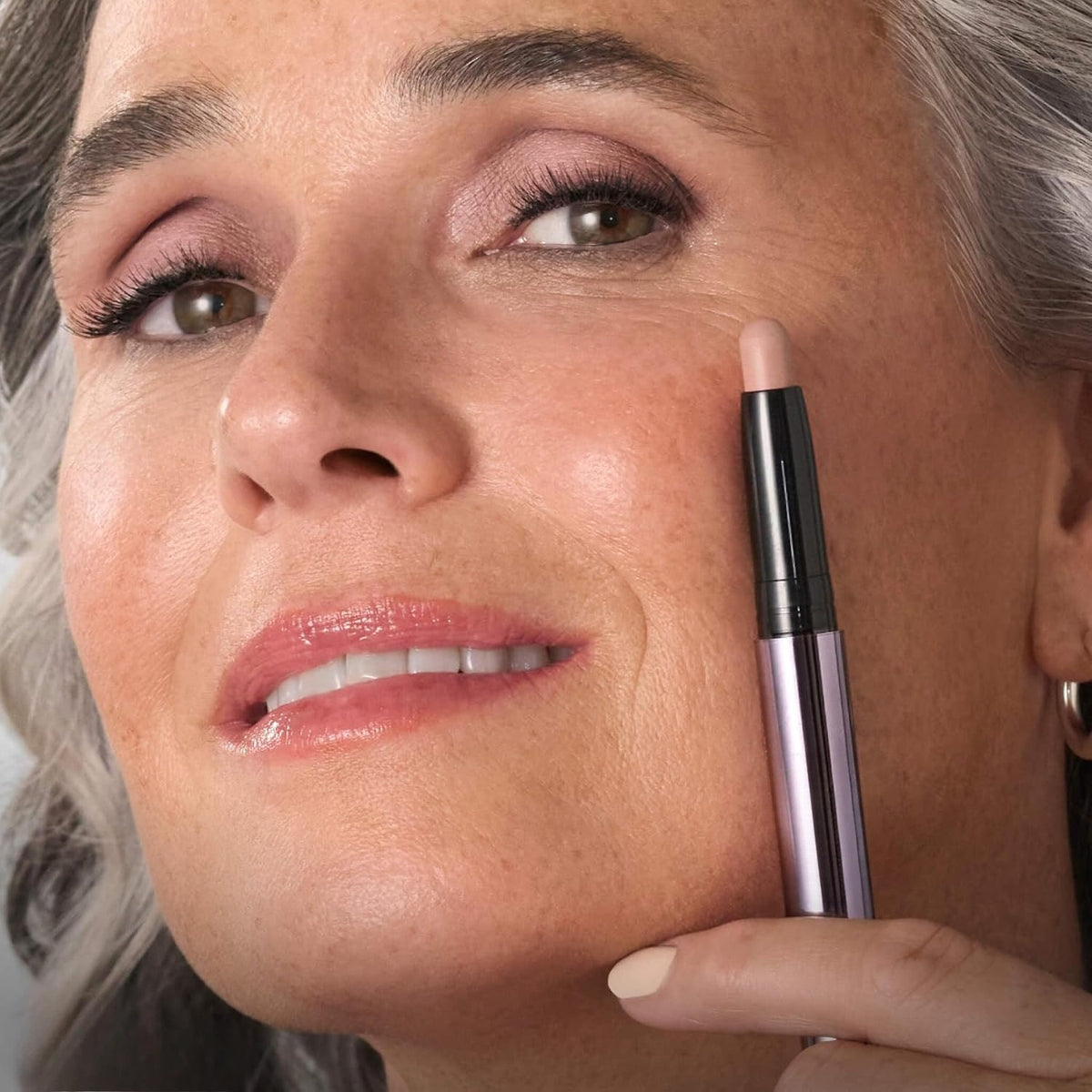 Cream-to-Powder Eyeshadow Stick